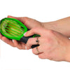 Avocado-Kniven, der let deler avocadoen, fjerner kernen og skærer frugtlkødet i flotte skiver